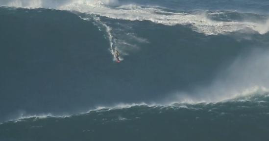 Record: un surfer a „călărit” un val de aproape 30 de metri (VIDEO SPECTACULOS)
