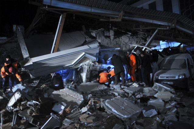 Bilanţul victimelor cutremurului produs miercuri seară în Turcia a ajuns la 10 morţi (VIDEO)