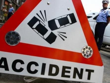 Carambol pe DN7: Un TIR a intrat în trei autoturisme, două persoane sunt rănite