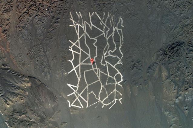 Construcţii uriaşe, în deşertul chinez. Vezi imaginile bizare din Google Maps