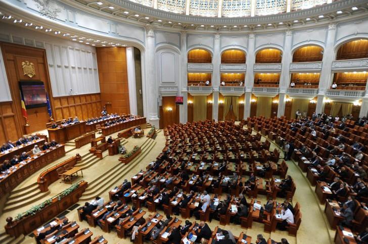 Guvernul îşi va angaja răspunderea pe comasarea alegerilor şi reducerea numărului de parlamentari