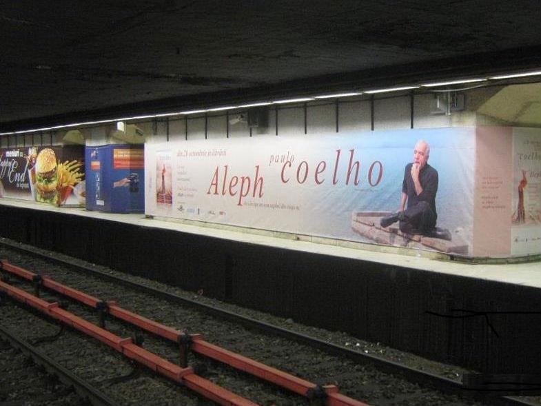 Paulo Coelho comentează pe Facebook o fotografie din metroul bucureştean