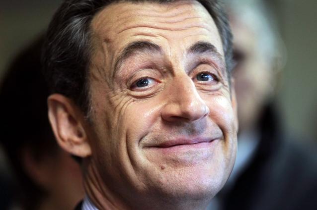 Tăticul Sarkozy: ”Dorm cu un ochi deschis”. Ce crede preşedintele despre biberon şi alăptare