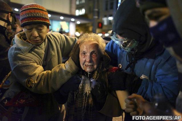 Imaginea care a şocat lumea: O activistă de 84 de ani, atacată cu spray paralizant de poliţie