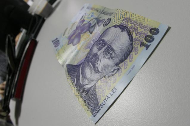 Isărescu: Bancotele falsificate sunt puţine şi rudimentare