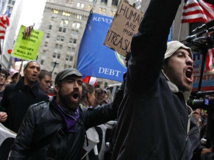 Occupy Wall Street: Aniversare cu bastoane de cauciuc şi tunuri cu apă (VIDEO)
