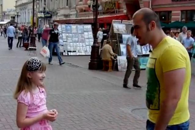 Duet impresionant: O fetiţă care ciripeşte şi un campion la beatbox (VIDEO)