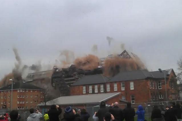 Demolarea spectaculoasă a unei clădiri, urmărită de sute de persoane (VIDEO)
