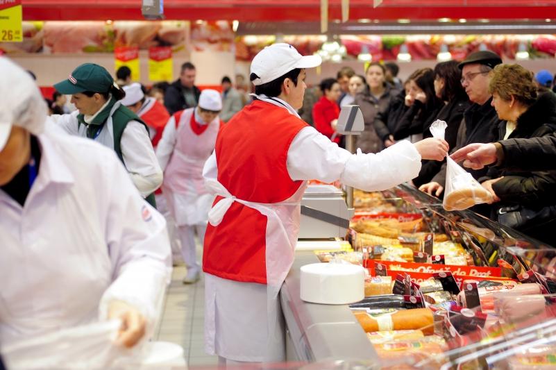 Românii au devenit dependenţi de hypermarket-uri