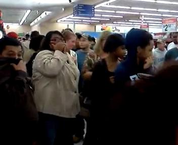 Americanii, mai agresivi decât românii la vânătoarea ofertelor din magazine: se atacă cu spray lacrimogen! (VIDEO)