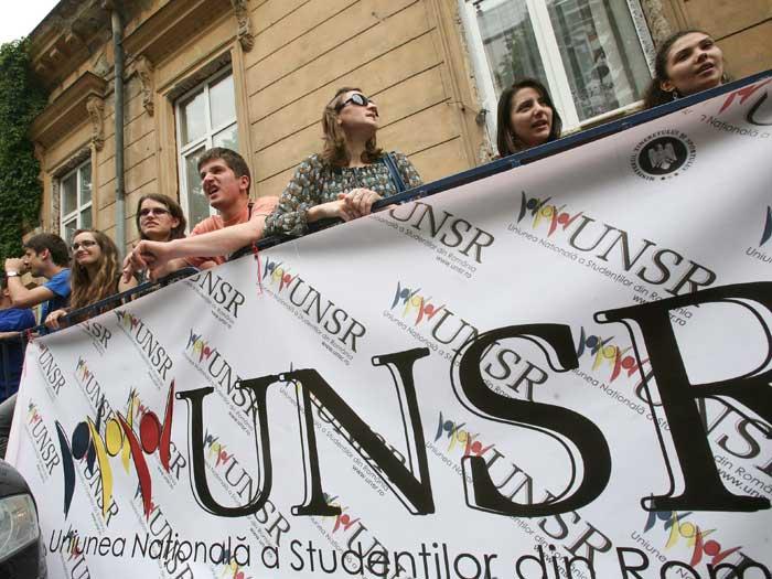 Guvernul „donează”  2% pentru Învăţământ. Studenţii îi cer demisia ministrului Funeriu