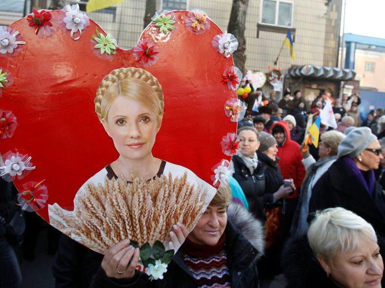 Iulia Timoşenko a împlinit 51 de ani. Susţinătorii au sărbătorit-o în faţa închisorii