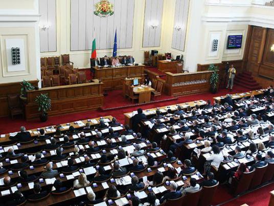 Salariile miniştrilor şi parlamentarilor bulgari vor fi îngheţate