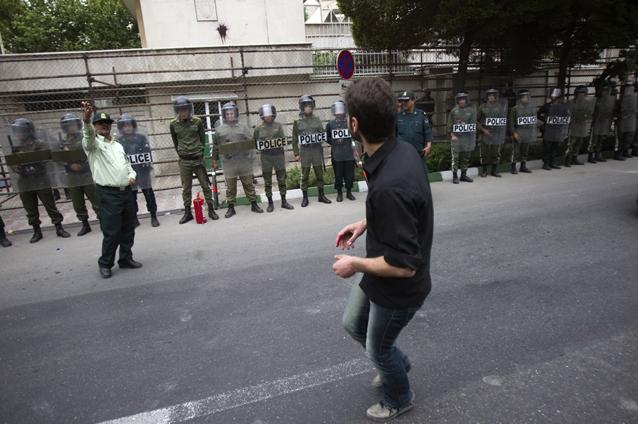 Zeci de iranieni au pătruns în Ambasada Marii Britanii de la Teheran