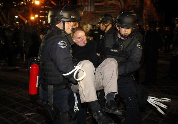 Protestatarii mişcării "Occupy L.A.", dispersaţi de poliţie (GALERIE FOTO)
