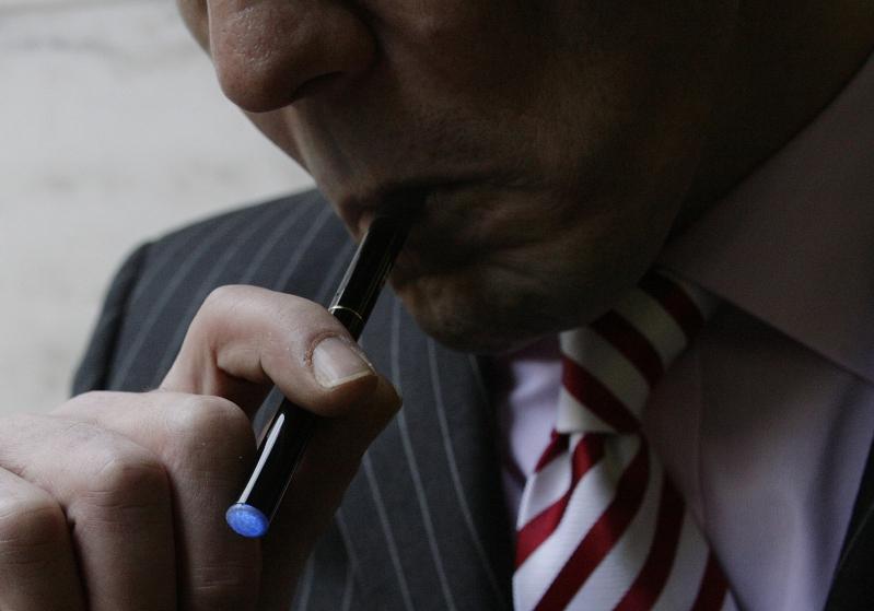 Ţigara electronică întăreşte dependenţa psihică de fumat. Ce-i face, totuşi, pe români să renunţe la fumat?