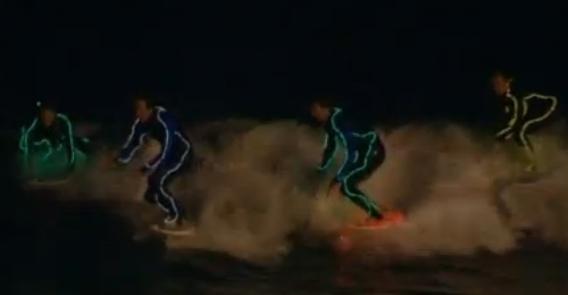 Australienii au deschis sezonul de surfing pe timp de noapte (VIDEO)