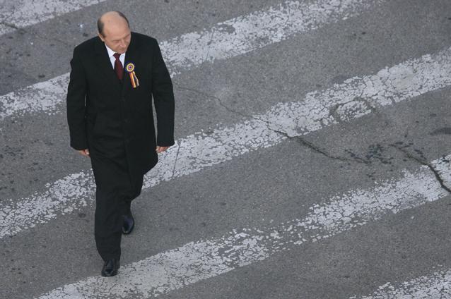 Băsescu, huiduit la parada militară organizată la Arcul de Triumf
