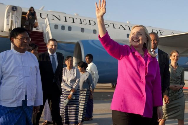 Incredibilă umilinţă pentru Hillary Clinton: a fost întâmpinată fără onorurile cuvenite în Birmania, care i-au fost oferite premierului Belarus!