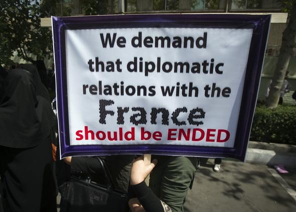 Franţa reduce personalul ambasadei de la Teheran