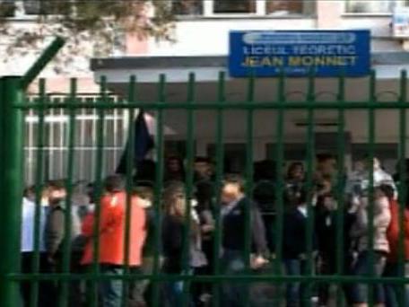 Protest spontan la Liceul "Jean Monnet", după ce conducerea instituţiei a fost demisă