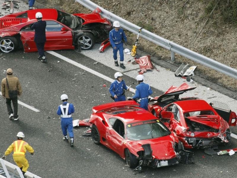 (VIDEO) Un Lamborghini, trei Mercedesuri şi opt bolizi Ferrari s-au făcut praf într-un accident în lanţ din Japonia