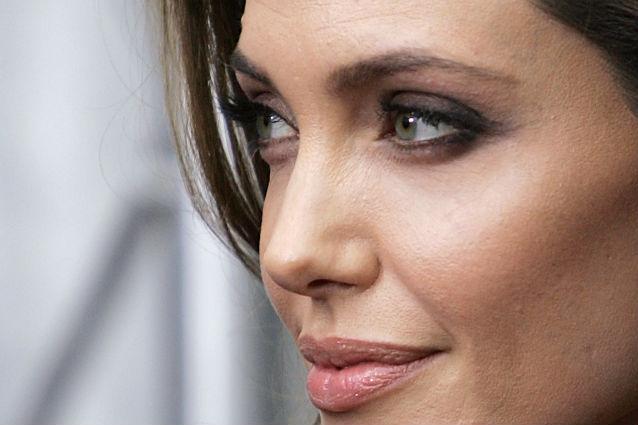 Angelina Jolie îşi avertizează fanii înaintea debutului regizoral: In the Land of Blood and Honey este un film brutal (VIDEO TRAILER)