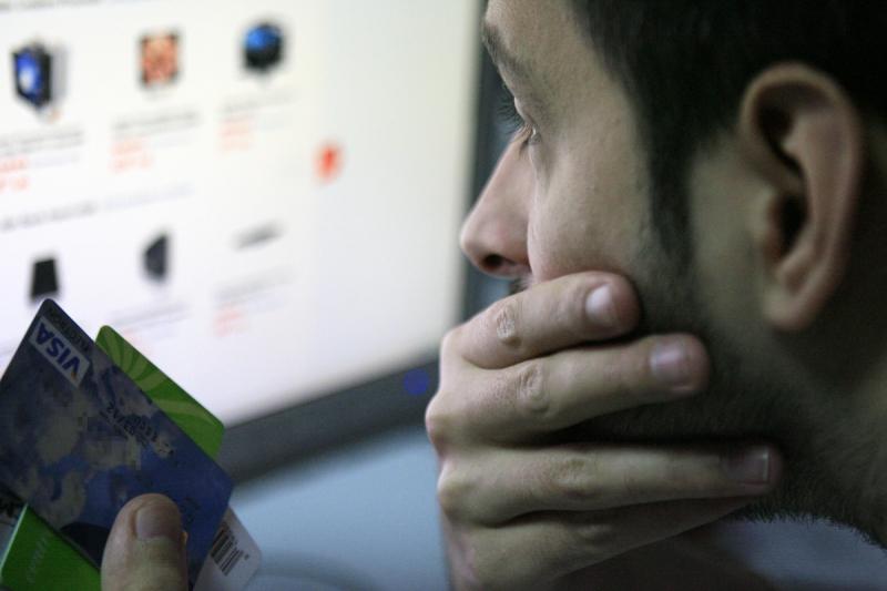 Mania cumpărăturilor online a sucit şi minţile românilor: o treime dintre utilizatorii de internet de la oraş fac deja achiziţii. Vezi ce se caută pe net