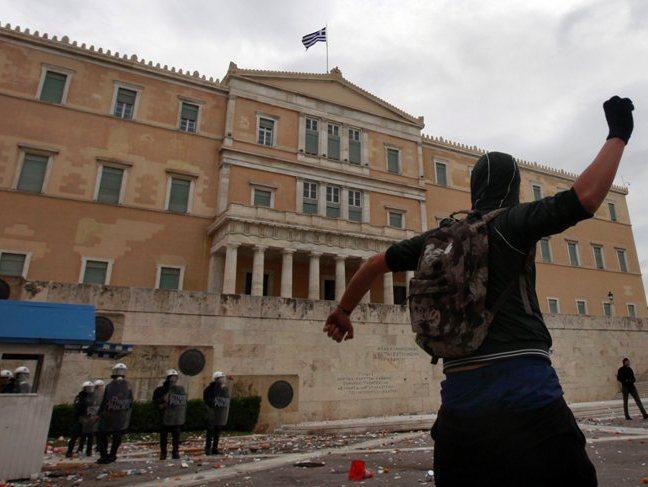 Grecia nu vrea în afara zonei euro: Parlamentarii eleni au adoptat un nou buget de austeritate