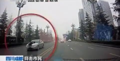 Poliţist purtat 5 km pe capota unei maşini de un taximetrist nebun (VIDEO)