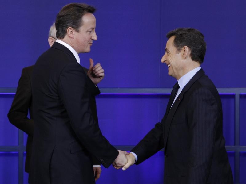 Sarkozy l-a lăsat pe David Cameron cu mâna întinsă (VIDEO)