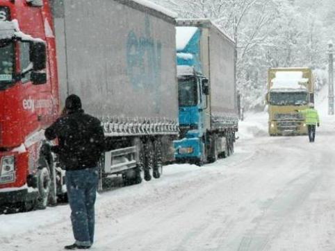 Trafic îngreunat pe drumurile din nordul ţării din cauza zăpezii. Vezi prognoza pentru weekend