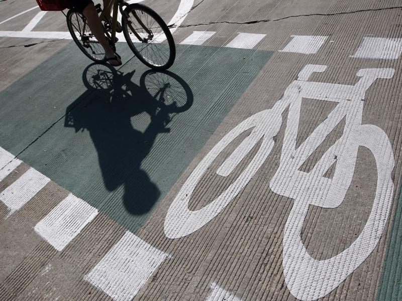 Comisia Europeană a găsit metoda de a reduce emisiile de carbon cu 25%. Bicicleta!