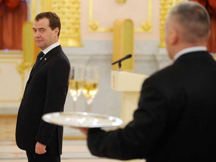 Medvedev nu-i îmbată pe ruşi cu apă rece