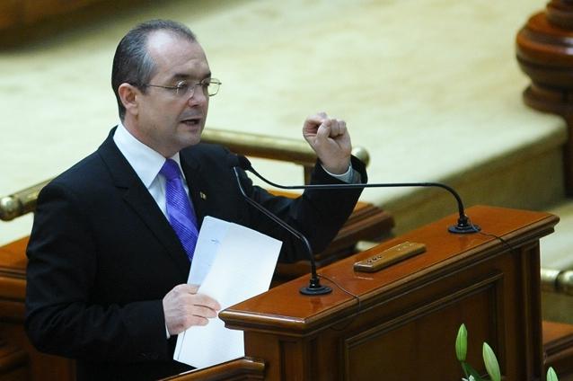 Premierul Emil Boc promite că în 2012 nu vor fi tăiate salariile şi pensiile