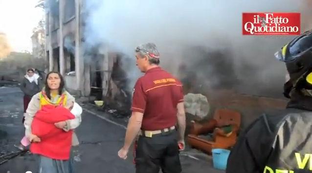Tabără de ţigani din Torino, incendiată în urma denunţării false a unui viol (VIDEO)
