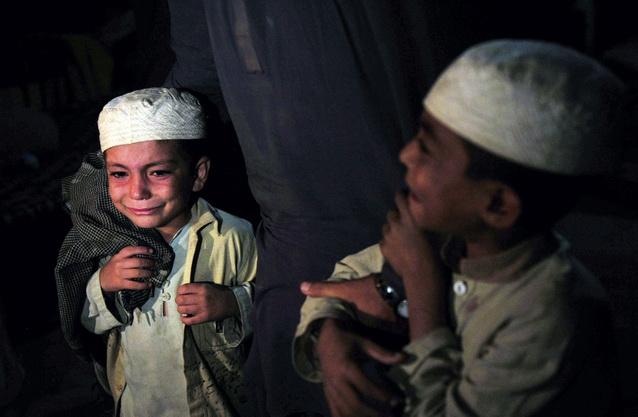 Copii în cătuşe: poliţia pakistaneză a eliberat 45 de prizonieri ţinuţi captivi într-o tabără de pregătire a talibanilor (Galerie FOTO)