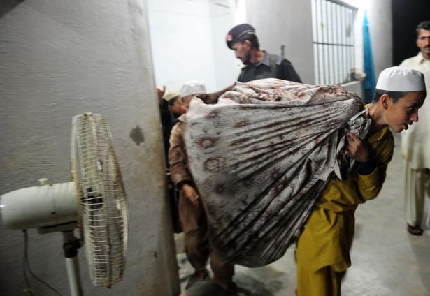 Copii în cătuşe: poliţia pakistaneză a eliberat 45 de prizonieri ţinuţi captivi într-o tabără de pregătire a talibanilor (Galerie FOTO) 3819376