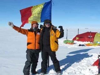 Doi români au ajuns pe schiuri la Polul Sud