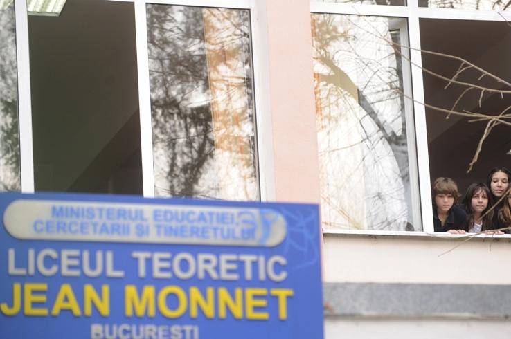 Elevul de la Jean Monnet ridicat de poliţişti este fiul unui consilier PDL Tulcea
