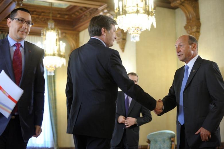 Cu uşile închise: ziariştii păcăliţi, nelăsaţi să asiste nici măcar la startul întâlnirii Băsescu-USL