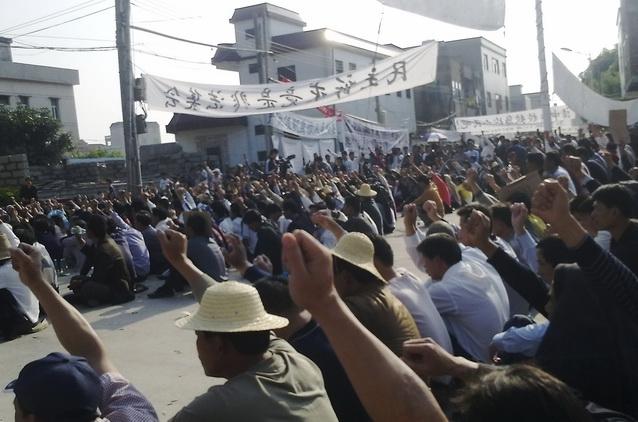 Revoltă fără precedent în China: un orăşel de 10.000 de locuitori a alungat toate oficialităţile şi s-a baricadat! (VIDEO)