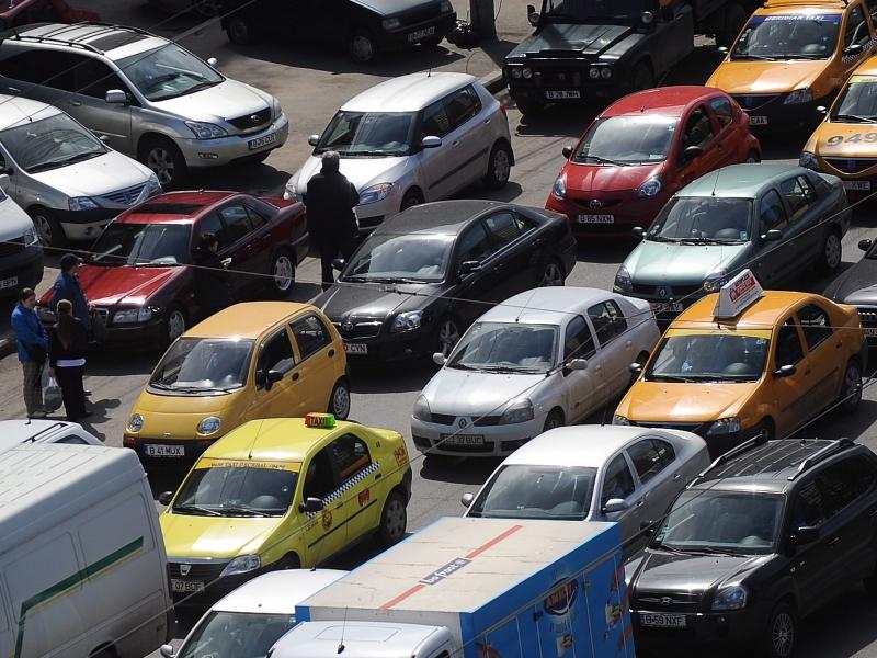 Azi vom avea cel mai aglomerat trafic rutier din 2011. Cele mai mari ambuteiaje vor fi la intrările în Bucureşti