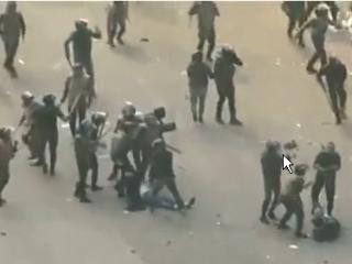 Barbarie fără seamăn în Piaţa Tahrir. Vezi tratamentul la care este supusă o protestatară
