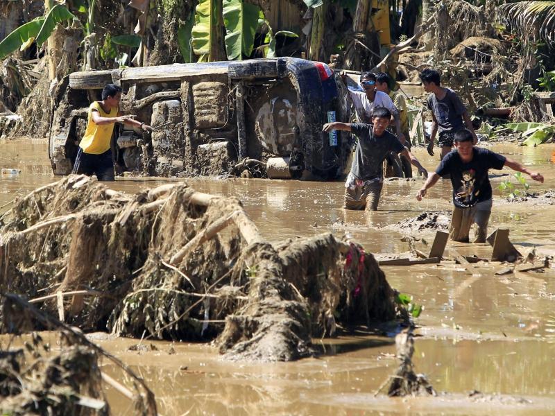 Morgile nu mai primesc morţi în zonele inundate din Filipine. Bilanţul a ajuns la 700 de decedaţi şi probabil 800 de dispăruţi