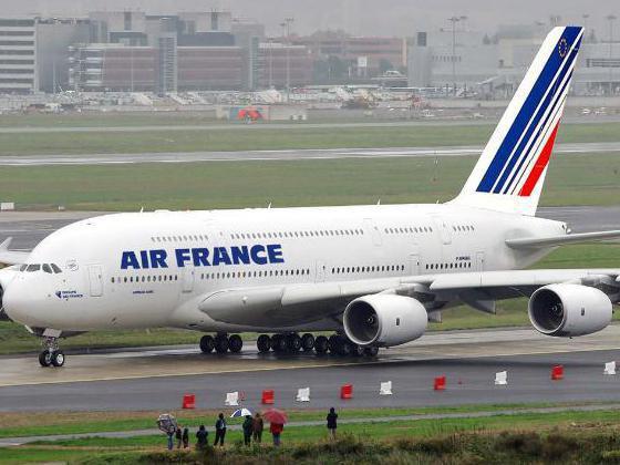 Zboruri anulate la Lyon şi Paris, ca urmare a grevei agenţilor de securitate