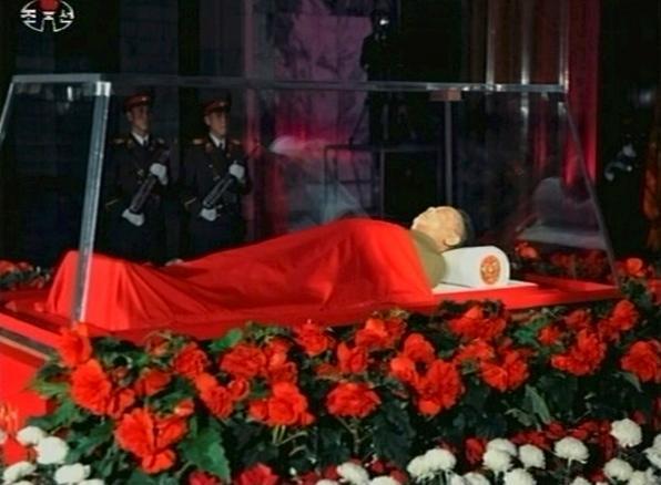 Imagini cu trupul neînsufleţit al lui Kim Jong-il, prezentate de televiziunea nord-coreeană