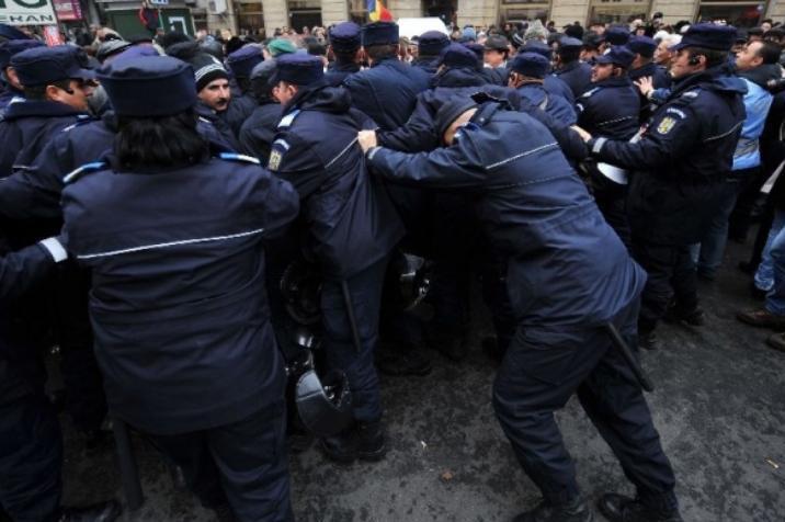 Violenţe în Piaţa Victoriei: Revoluţionarii cer demisia lui Băsescu şi a Guvernului Boc