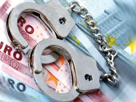 Trei români şi un italian, ridicaţi de DIICOT pentru fraudarea unor bănci cu 5 milioane de euro