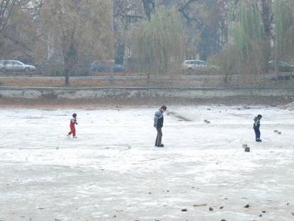 Tragedie la Iaşi: Doi copii au murit după ce au căzut în apa unui iaz îngheţat